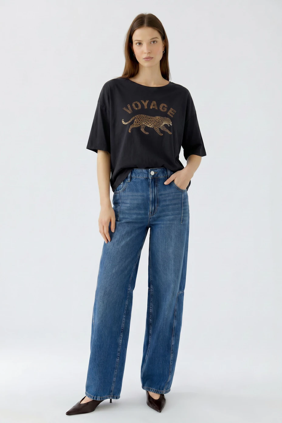Schwarzes T-Shirt mit Leopardenmotiv und "Voyage"-Schriftzug, lässig und modern.