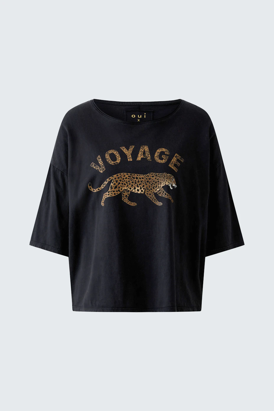 Schwarzes T-Shirt mit Leopardenmotiv und "Voyage"-Schriftzug, lässig und modern.