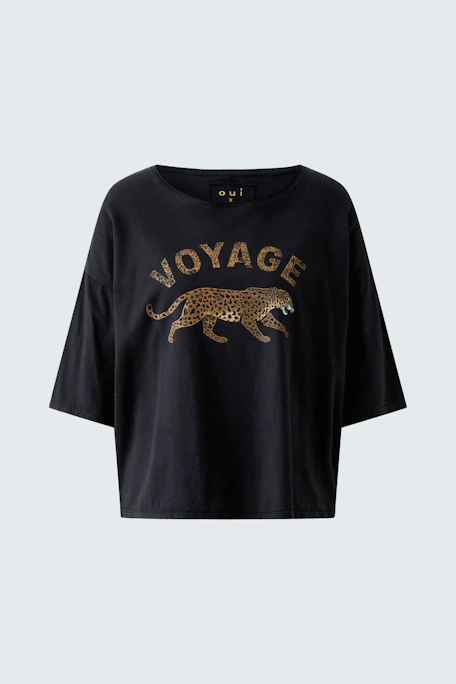 Schwarzes T-Shirt mit Leopardenmotiv und "Voyage"-Schriftzug, lässig und modern.