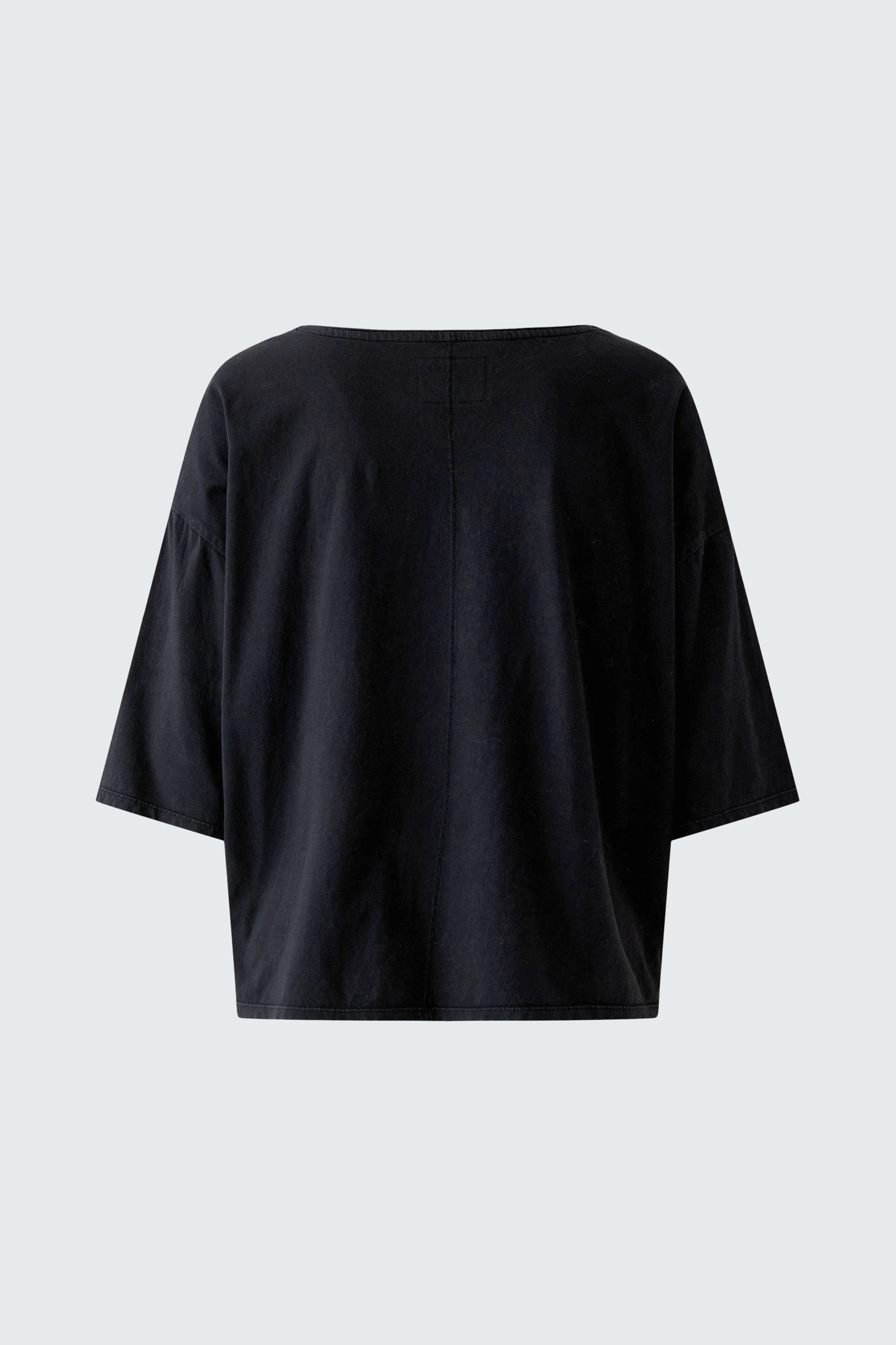 Casual black T-shirt: Simple black T-shirt with wide sleeves, perfect for a relaxed look.
