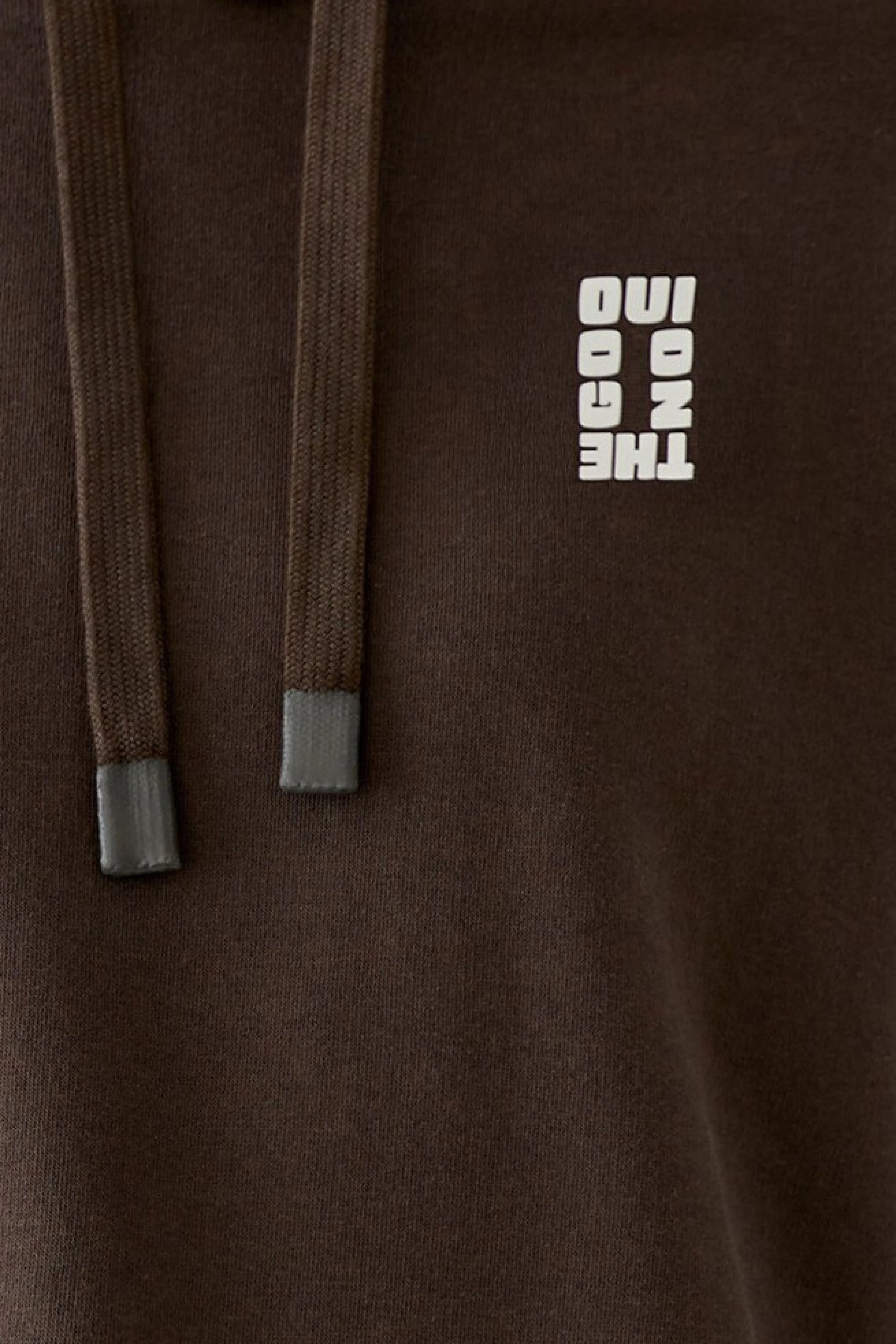 Brauner Hoodie mit Kapuze und Kordeln, Logo-Print auf der Brust. Ideal für lässige Outfits.