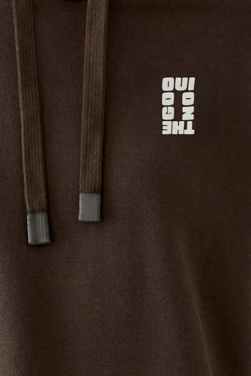 Brauner Hoodie mit Kapuze und Kordeln, Logo-Print auf der Brust. Ideal für lässige Outfits.