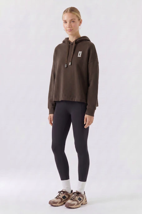 Brauner Damen-Hoodie: Bequemer Kapuzenpullover mit Kordelzug und kleinem Logo-Print auf der Brust.