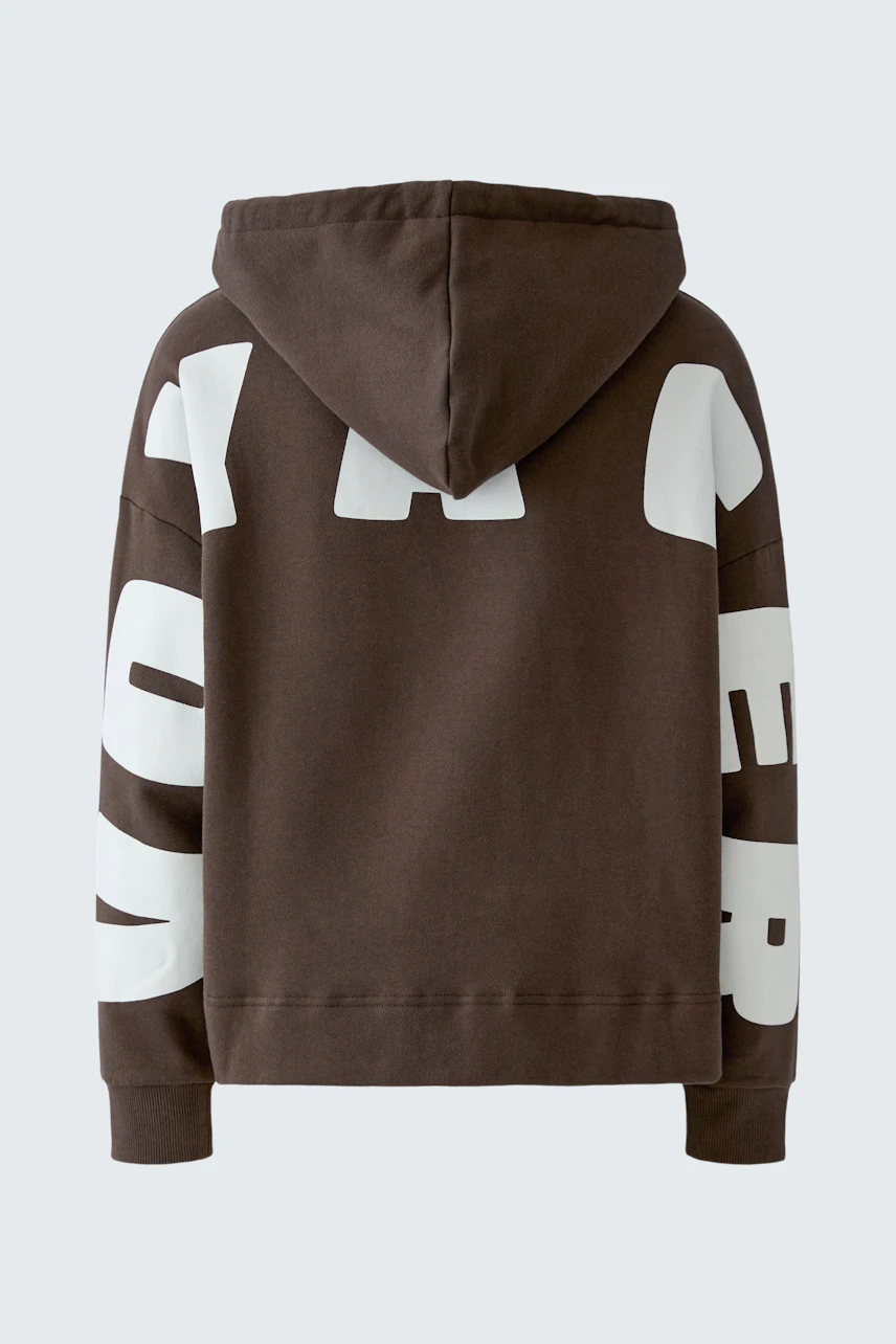 Brauner Hoodie mit weißen Lettern auf den Ärmeln, Rückansicht. Kein Model, nur das Kleidungsstück sichtbar.