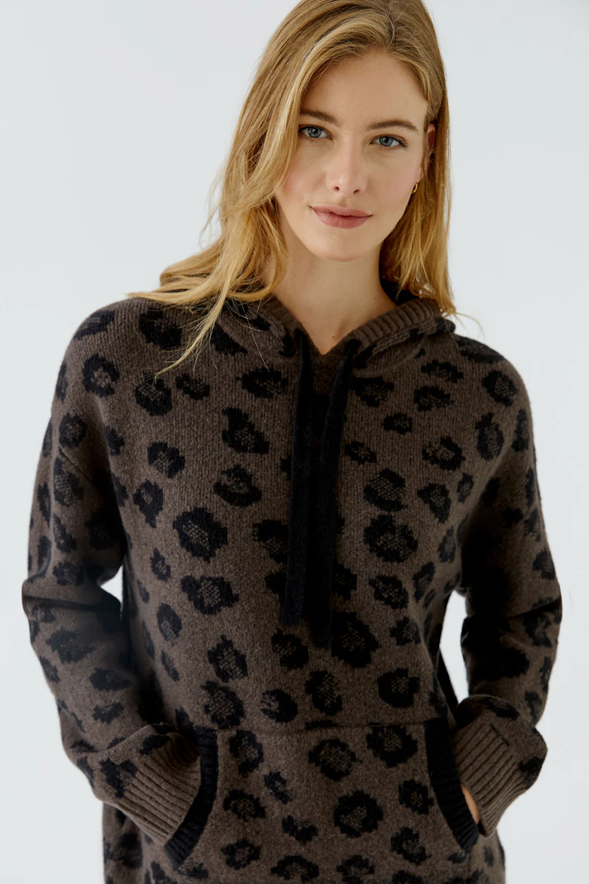 Leopardenmuster-Pullover in Braun mit schwarzer Kordel und Tasche, ideal für einen lässigen Look.