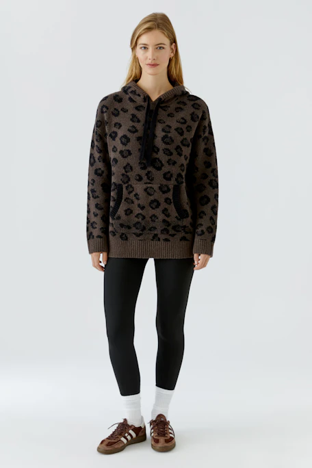 Lässiger Damen-Pullover: Brauner Kapuzenpullover mit schwarzem Leopardenmuster und Kängurutasche.