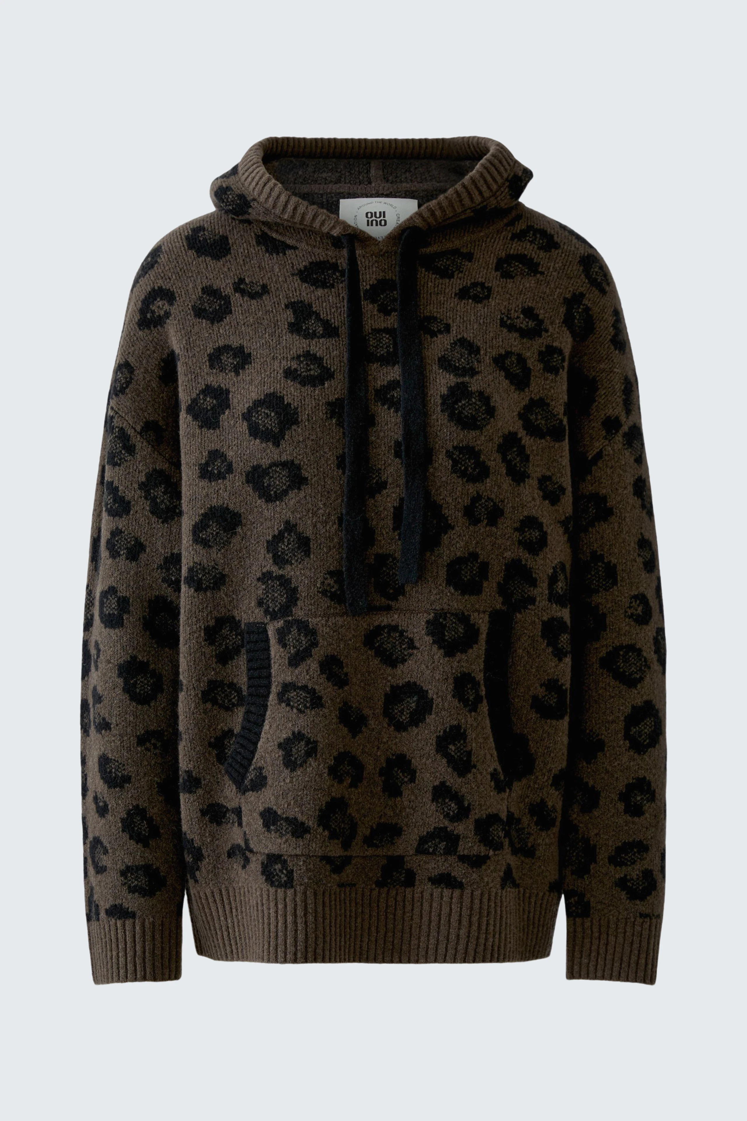 Lässiger Damen-Pullover: Brauner Kapuzenpullover mit schwarzem Leopardenmuster und Kängurutasche.