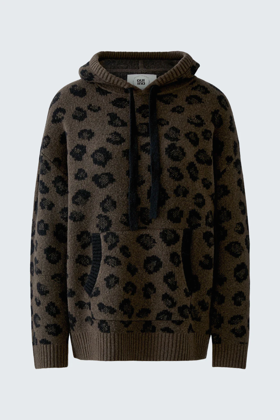 Lässiger Damen-Pullover: Brauner Kapuzenpullover mit schwarzem Leopardenmuster und Kängurutasche.