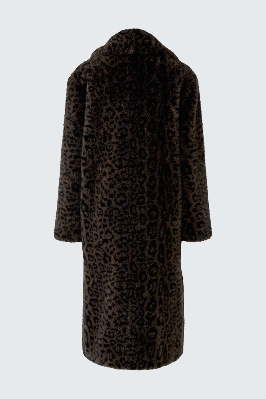 Leopard print coat: Long, cozy faux fur coat with a bold pattern, perfect for a stylish winter look.