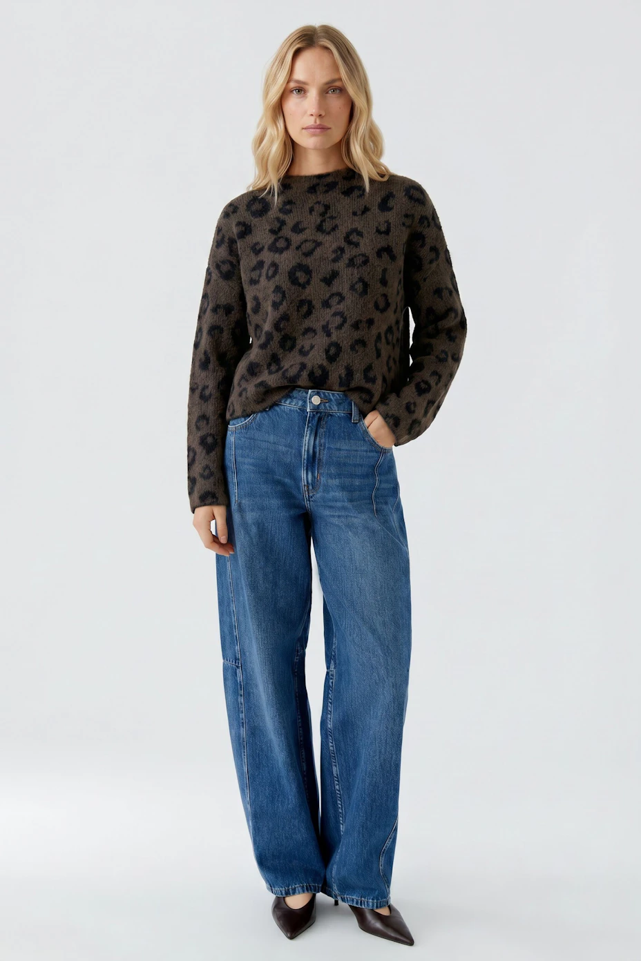 Leopardenmuster-Pullover: Brauner Pullover mit schwarzem Leopardenmuster, ohne Model abgebildet.