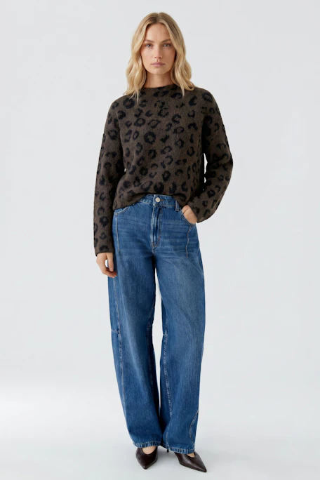 Leopardenmuster-Pullover: Brauner Pullover mit schwarzem Leopardenmuster, ohne Model abgebildet.