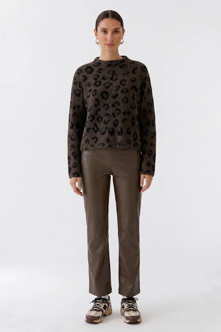 Lederimitathose in Braun: Schlichte, gerade geschnittene Hose ohne sichtbares Model.