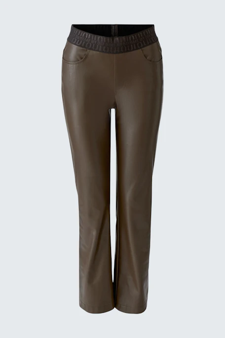 Lederimitathose in Braun: Schlichte, gerade geschnittene Hose ohne sichtbares Model.