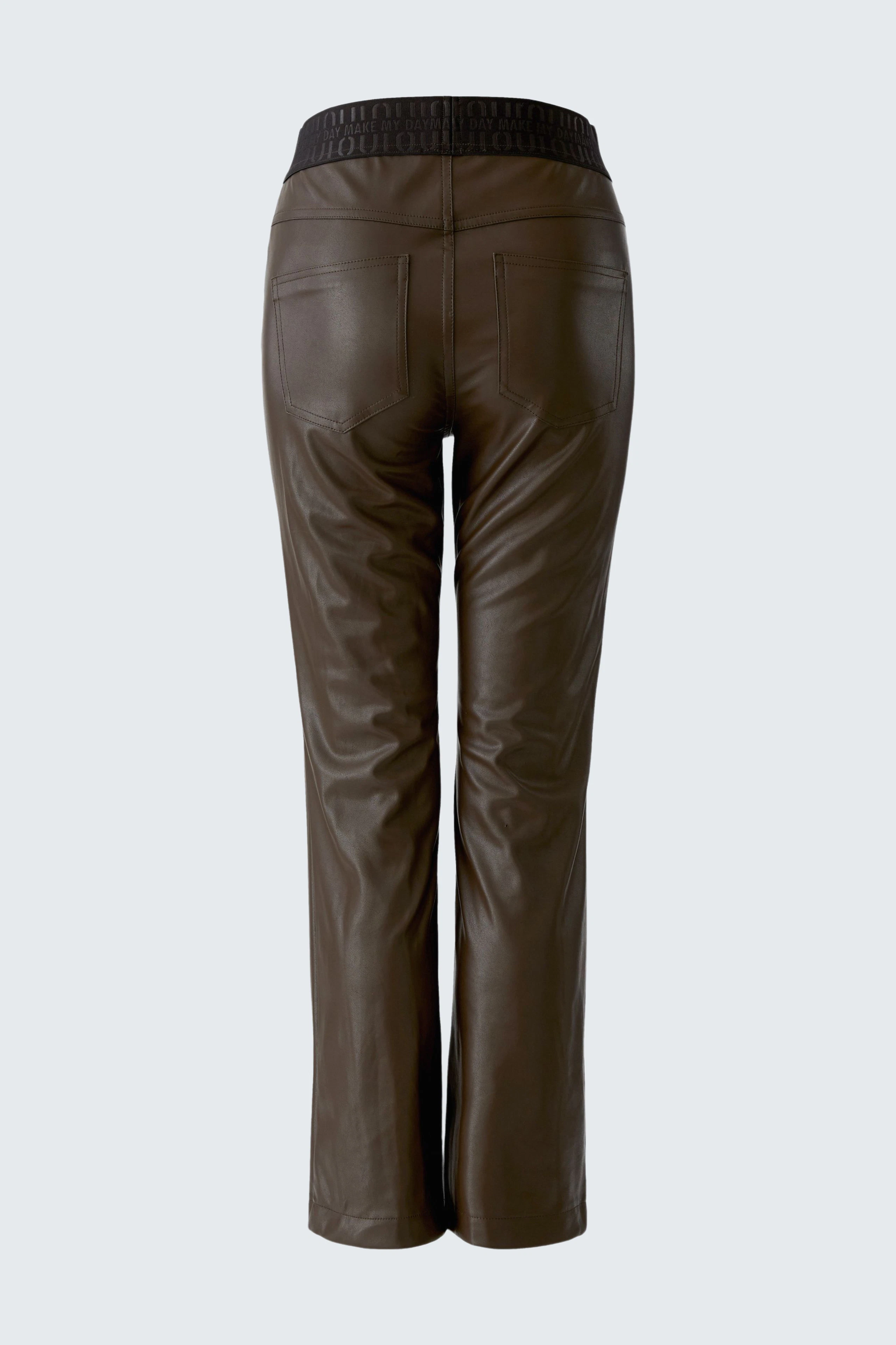 Lederimitathose in Braun: Rückansicht der Hose mit elastischem Bund, ohne Model, schlicht und modern.