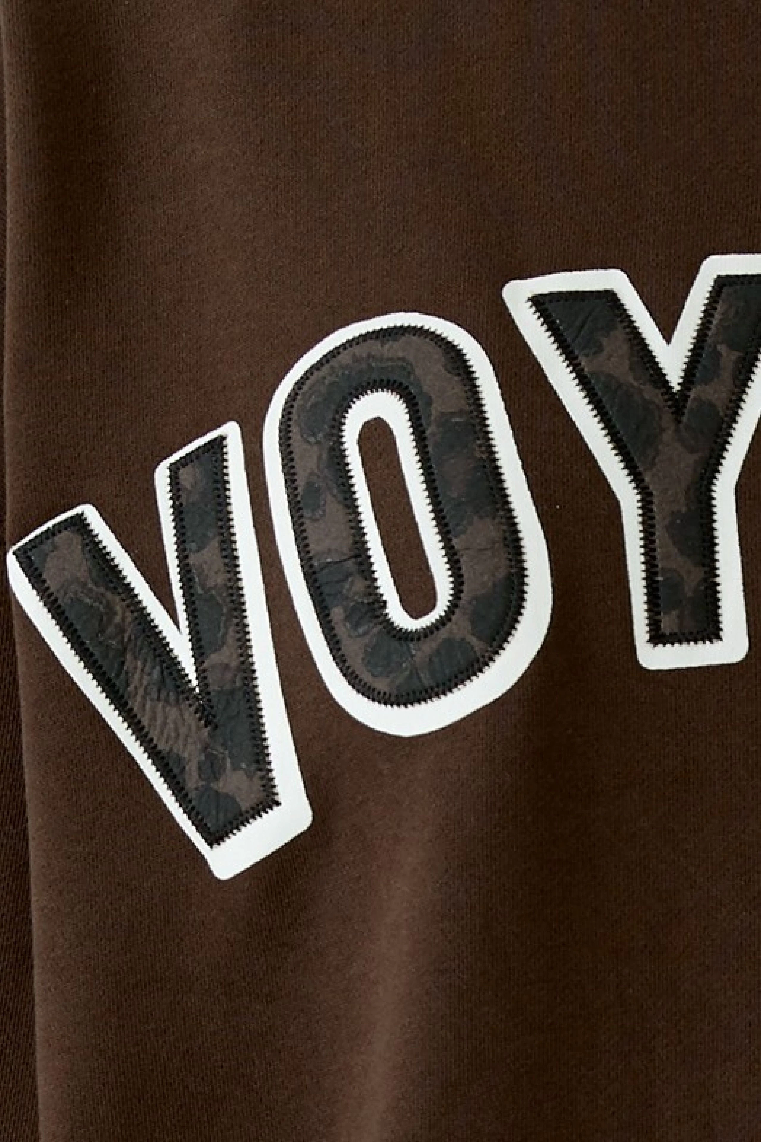 Braunes Sweatshirt mit Leopardenmuster-Details im Schriftzug, lässig und modern.