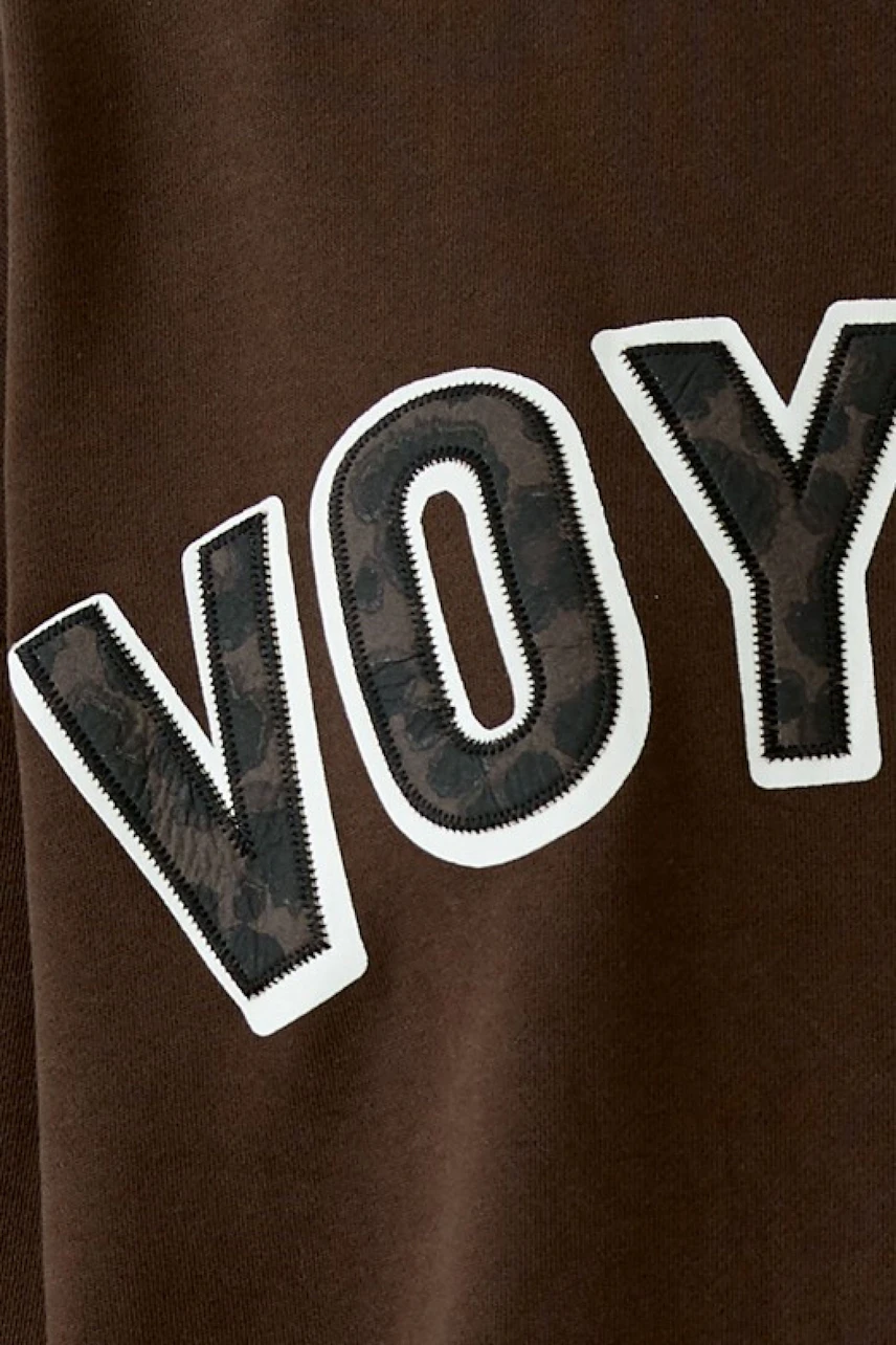 Braunes Sweatshirt mit Leopardenmuster-Details im Schriftzug, lässig und modern.