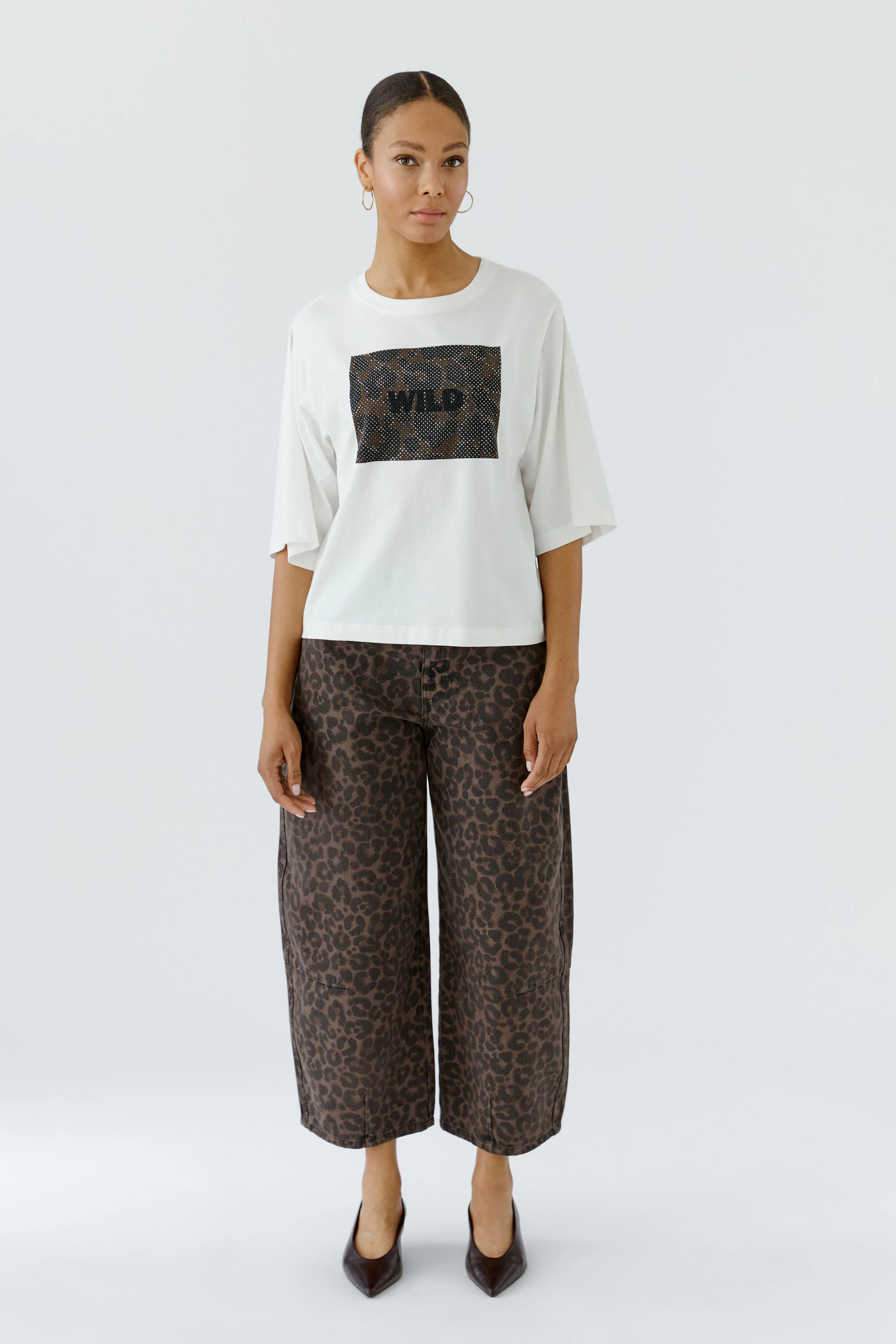 Casual women's T-shirt: White T-shirt with bold 'WILD' print on the front, perfect for a relaxed look.