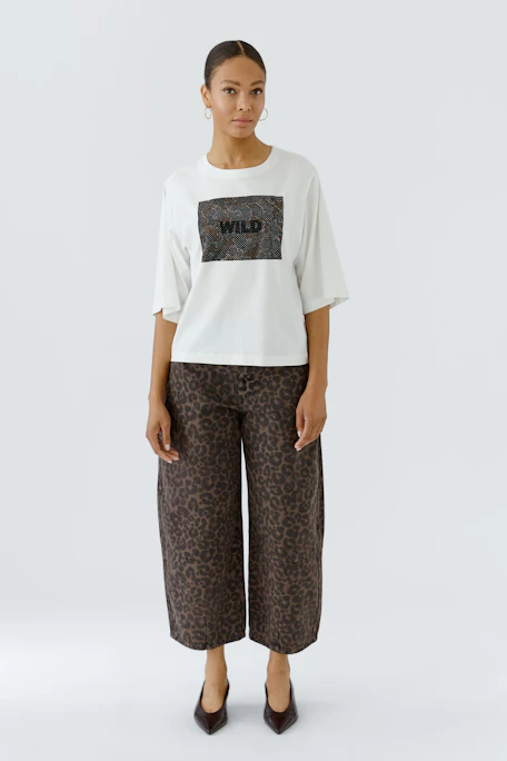 Casual women's T-shirt: White T-shirt with bold 'WILD' print on the front, perfect for a relaxed look.
