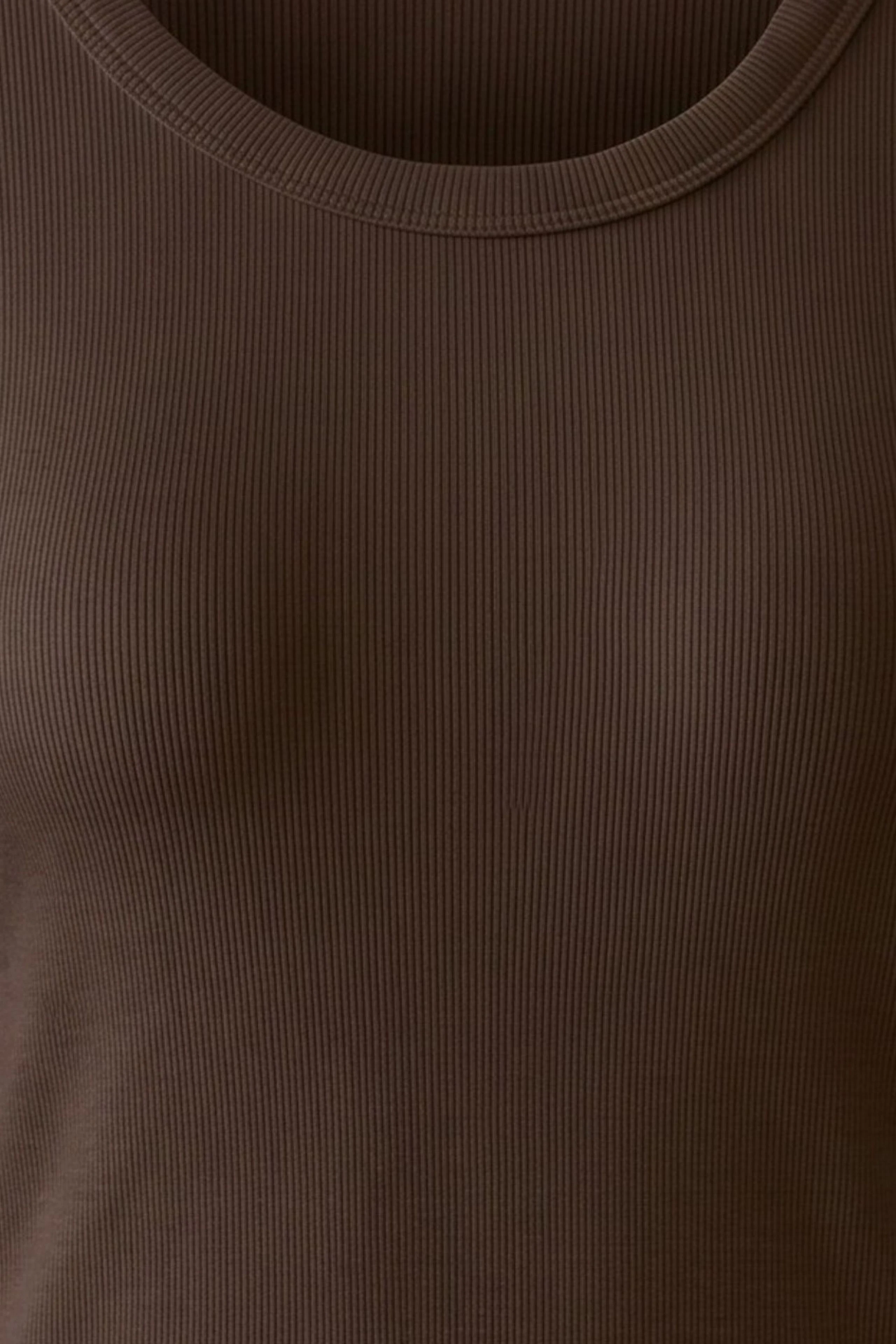 Braunes Langarmshirt aus Rippstoff, schlicht und vielseitig kombinierbar.