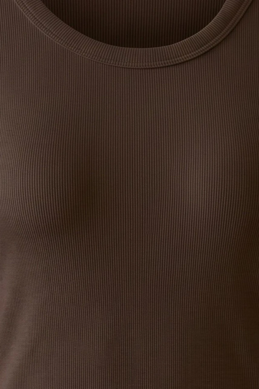 Braunes Langarmshirt aus Rippstoff, schlicht und vielseitig kombinierbar.