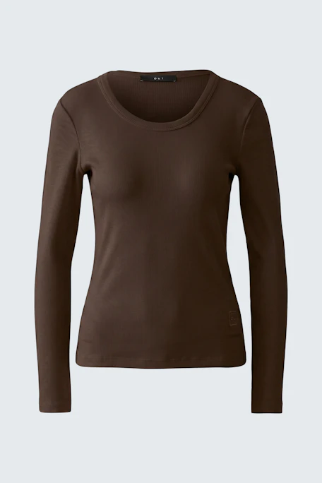 Brown long-sleeve shirt: Simple and versatile, perfect for layering or wearing alone.