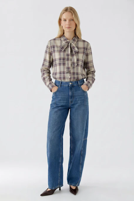Karierte Schluppenbluse: Klassisches Design mit Schleife, ideal für vielseitige Outfits.