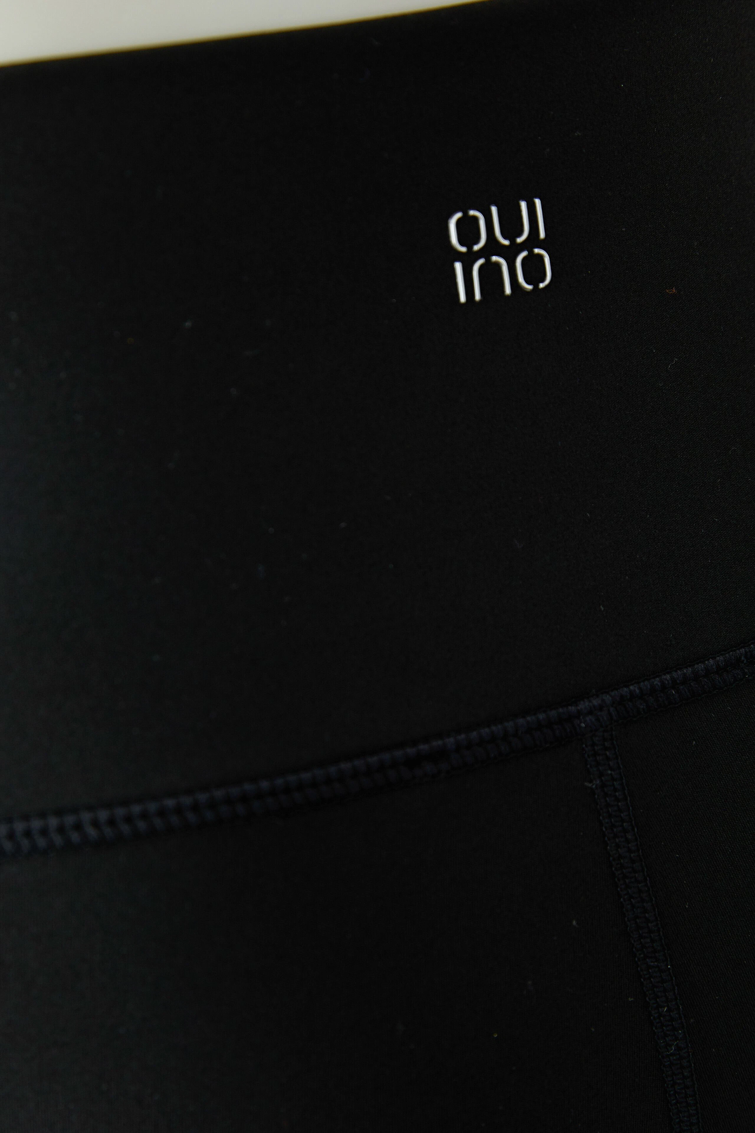Schwarze Leggings: Nahtlose, schlichte Leggings mit Oui-Logo, ideal für vielseitige Outfits.