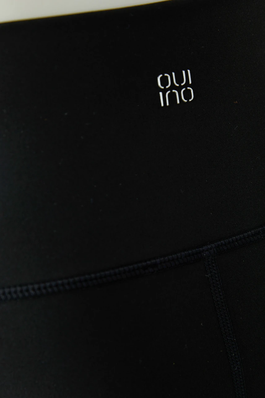 Schwarze Leggings: Nahtlose, schlichte Leggings mit Oui-Logo, ideal für vielseitige Outfits.