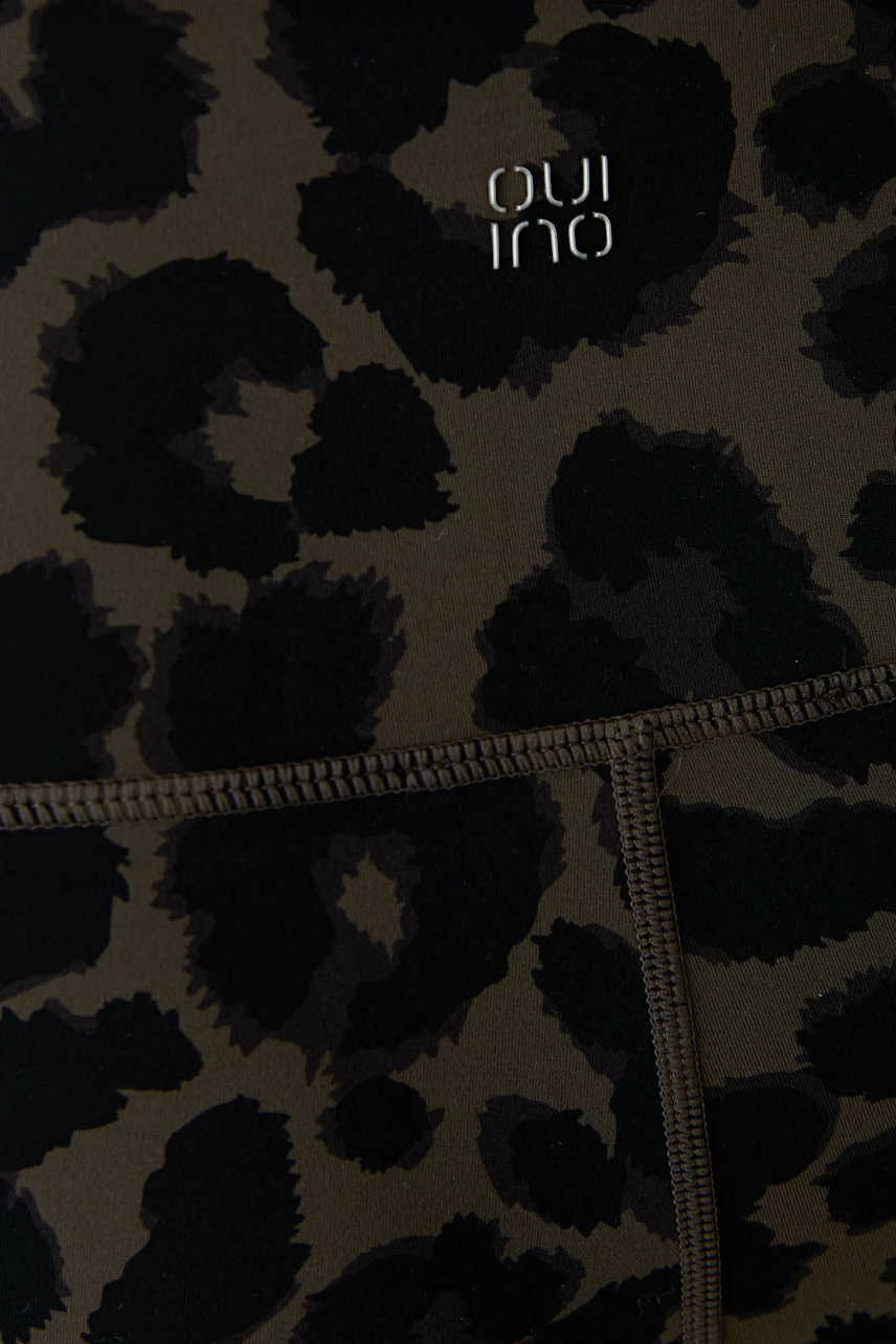 Leggings mit Leopardenmuster: Detailansicht des Stoffes mit markantem Oui-Logo.