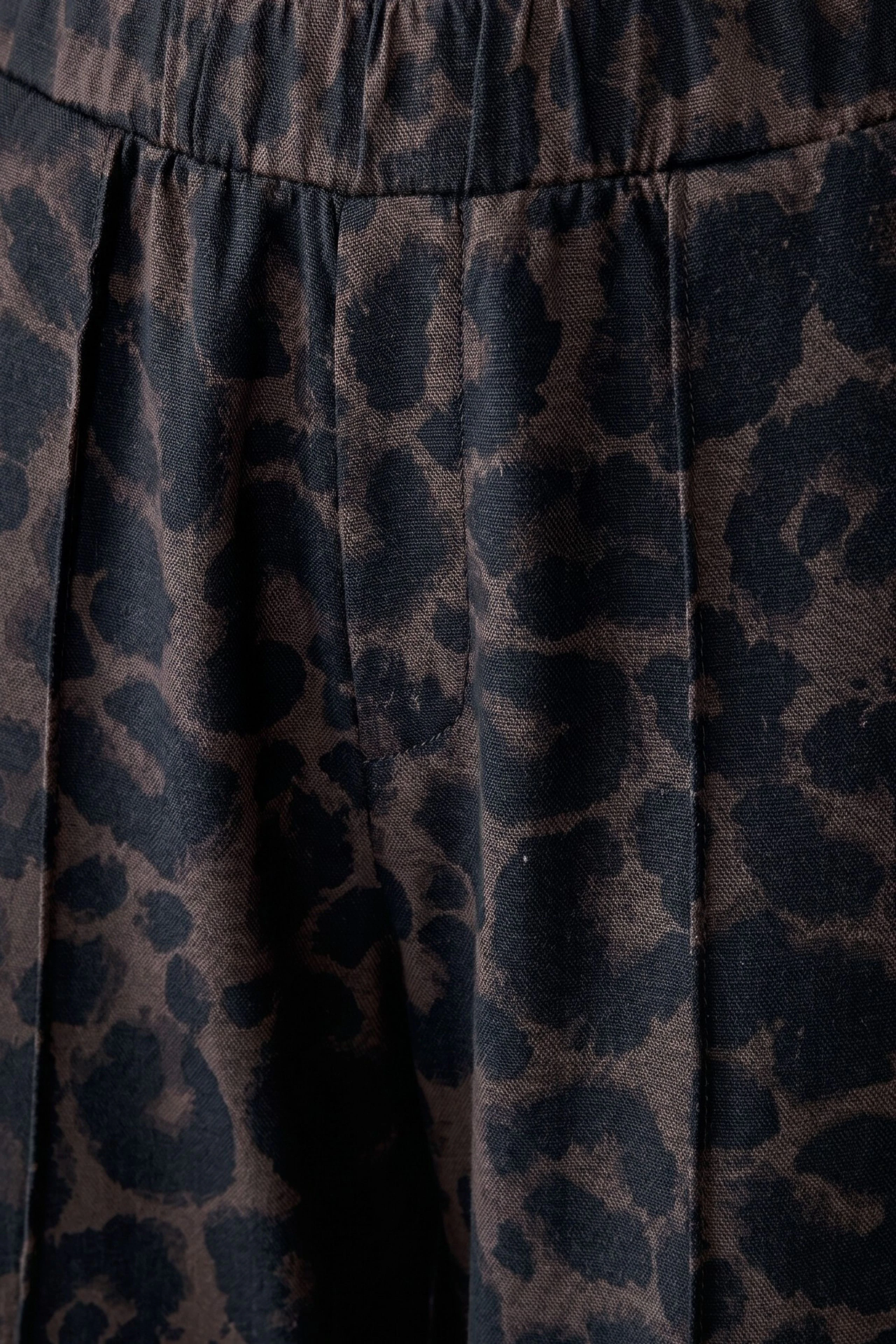 Damenhose mit Leopardenmuster: Detailansicht des Stoffes in Braun und Schwarz, ohne Model.
