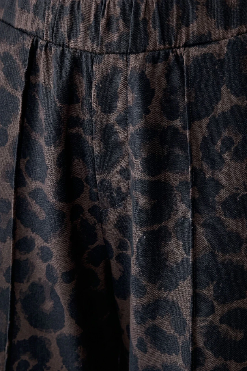 Damenhose mit Leopardenmuster: Detailansicht des Stoffes in Braun und Schwarz, ohne Model.