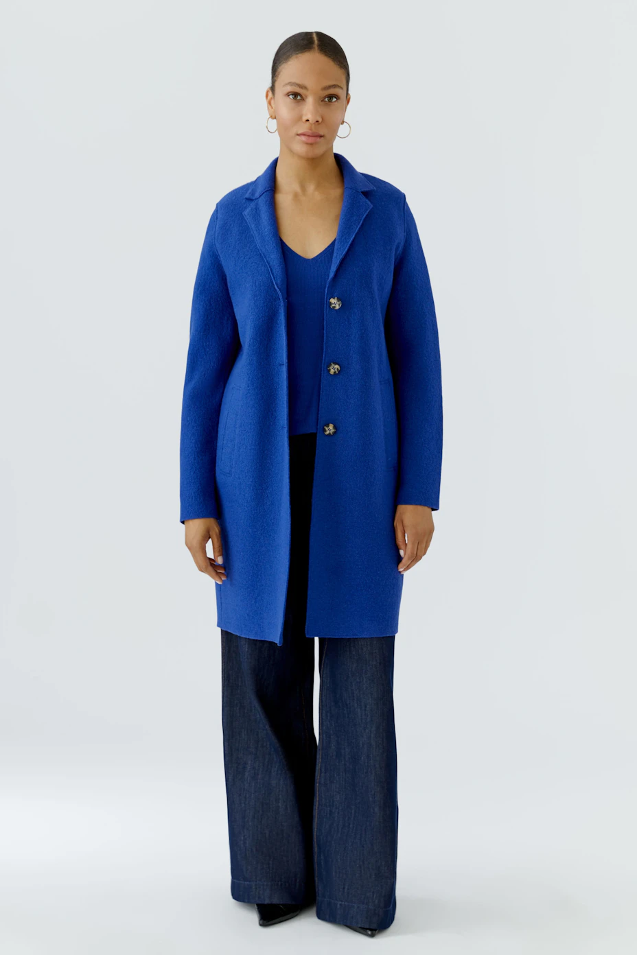 Blauer Wollmantel: Klassischer Damenmantel mit Knöpfen und Taschen, ideal für kühle Tage.