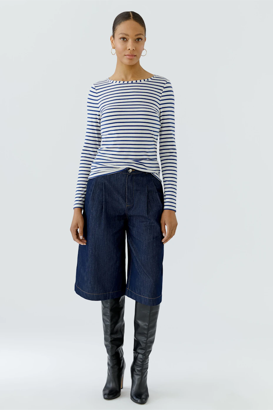 Gestreiftes Langarmshirt: Blau-weißes Shirt mit Rundhalsausschnitt, ideal für lässige Alltagslooks.