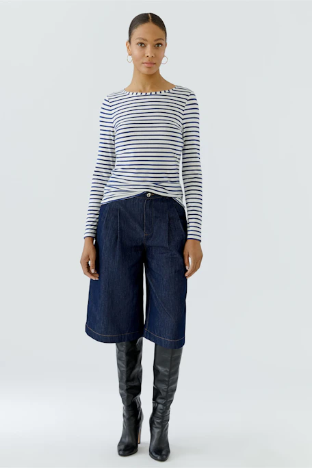 Gestreiftes Langarmshirt: Blau-weißes Shirt mit Rundhalsausschnitt, ideal für lässige Alltagslooks.