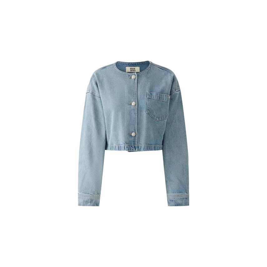 Moderne Jeansjacke: Kurze, hellblaue Damenjacke mit Knöpfen und einer Brusttasche.