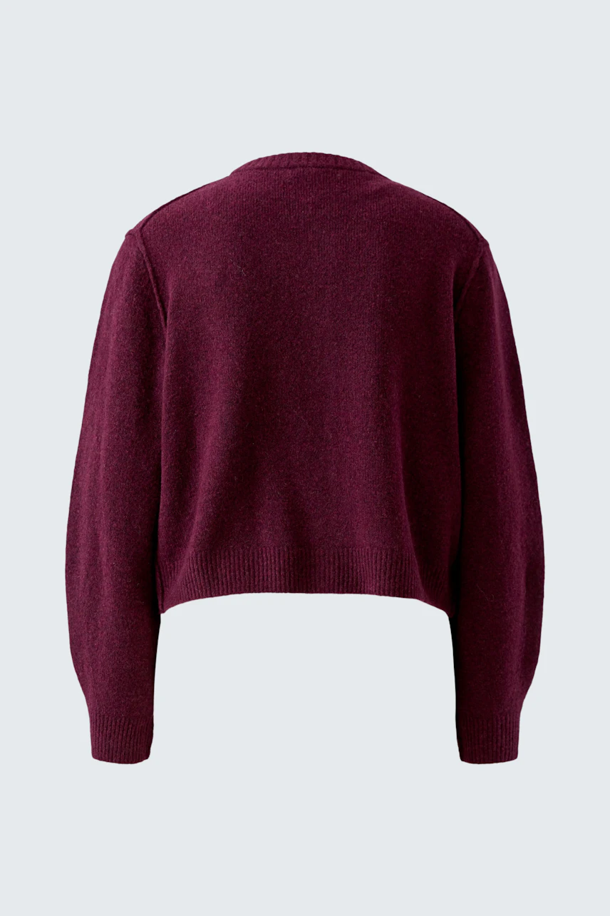 Rote Damen-Strickjacke: Rückansicht einer lässigen, kurzen Strickjacke in Bordeaux.