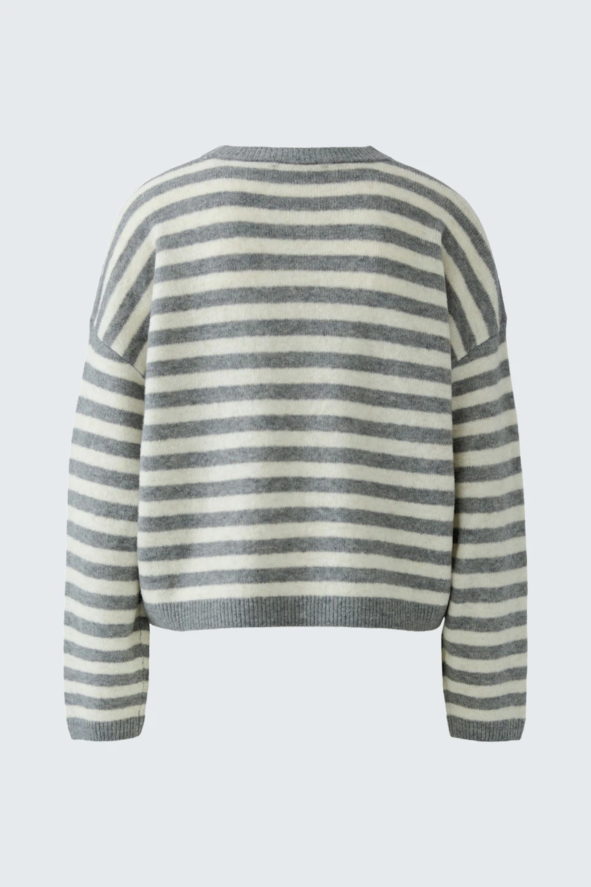 Casual women's pullover: Grey and white striped pullover with a relaxed fit, perfect for everyday wear.