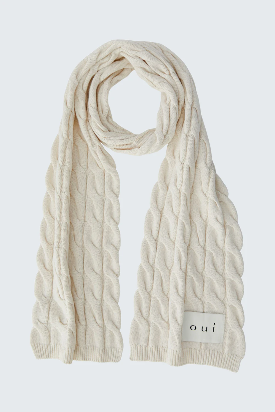 Weicher Schal in Creme: Strukturierter Strick, ideal für kühle Tage. Perfekt kombinierbar für lässigen Look.