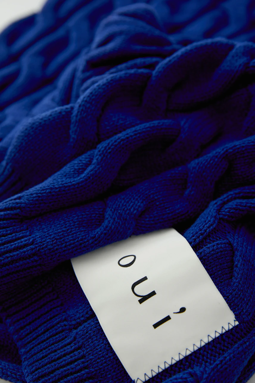 Blauer Schal mit Zopfmuster: Weicher Strick, ideal für kalte Tage. Perfekt für modische Akzente.