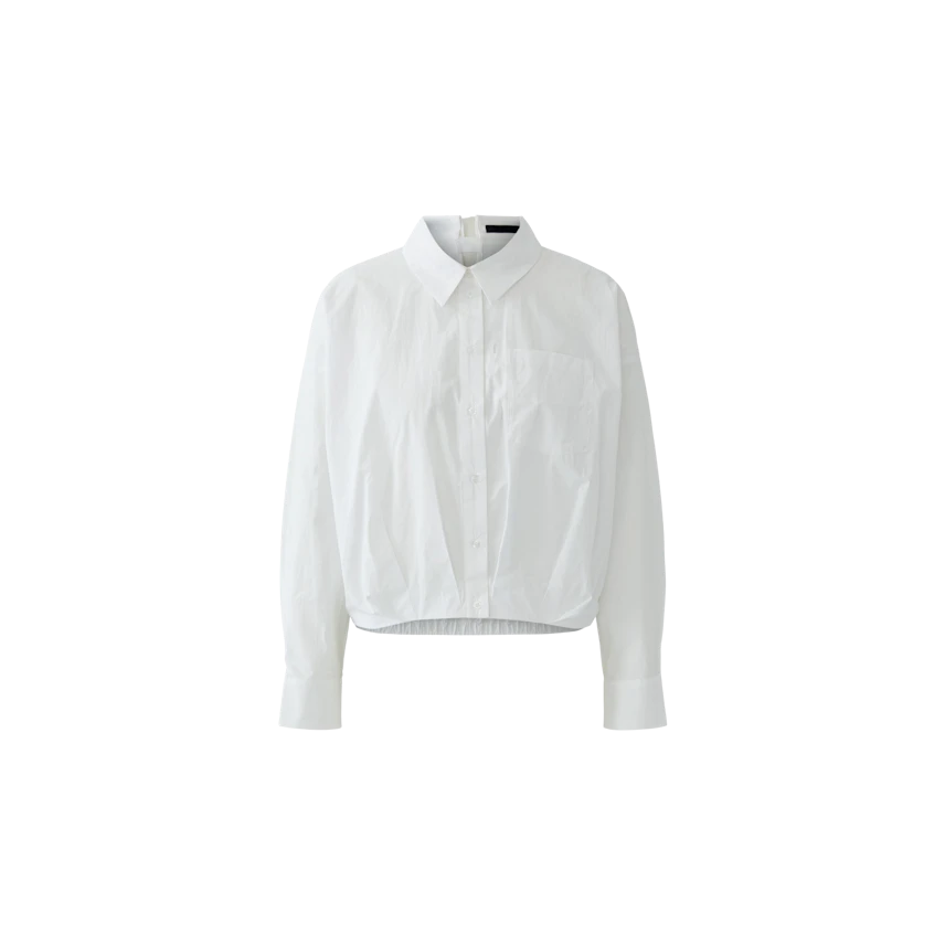 Casual women's blouse: White cropped blouse with a classic collar and button closure.