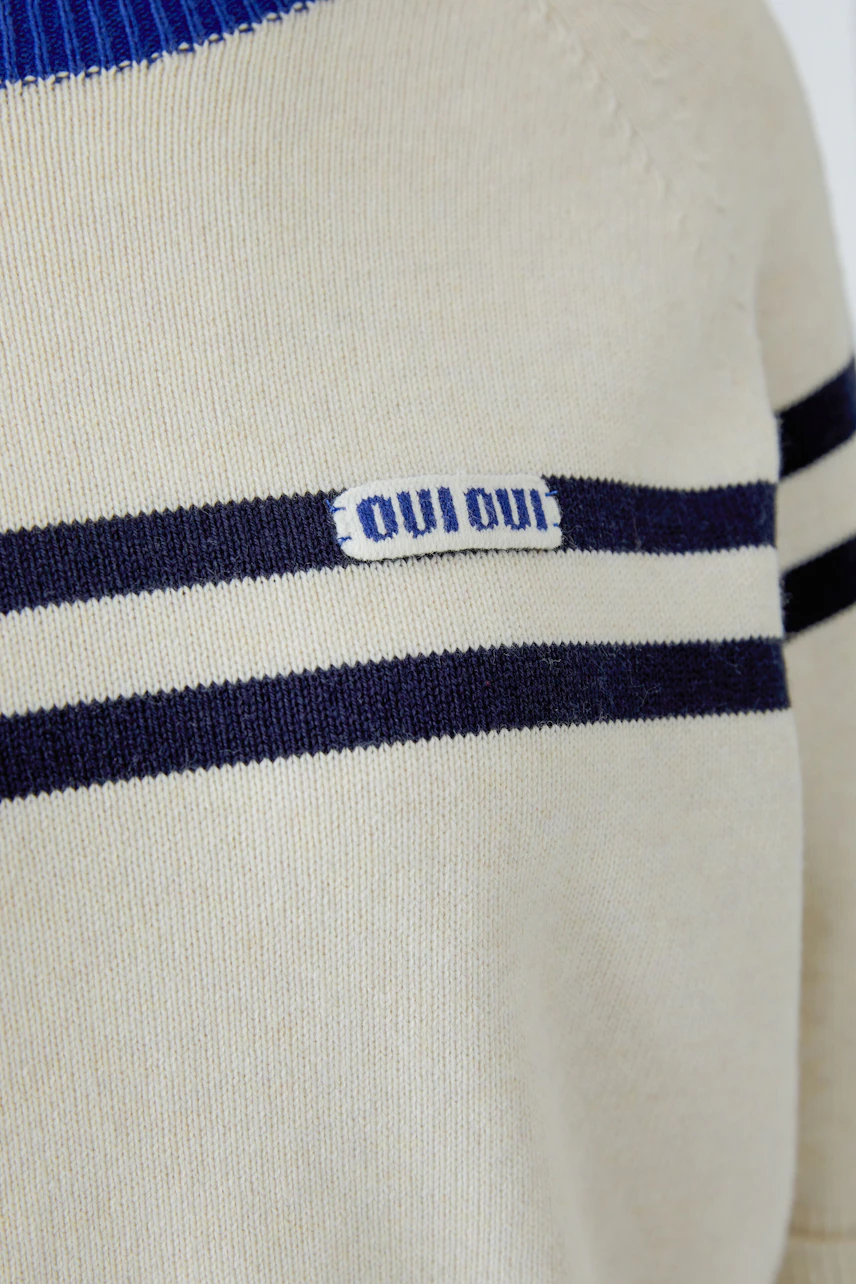 Casual pullover with navy stripes and Oui logo, perfect for a relaxed look.