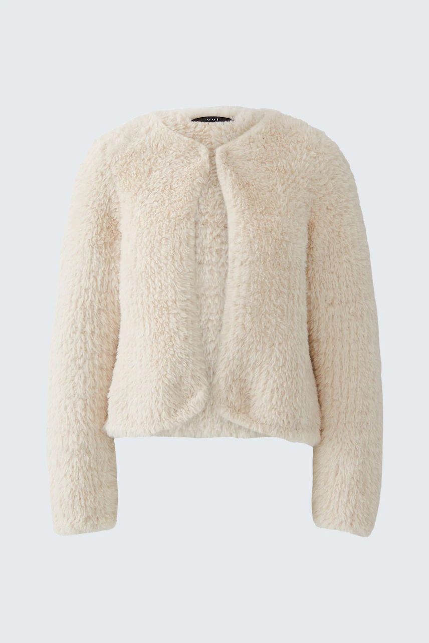 Kuschelige Strickjacke in Creme: Weiche Textur, ideal für gemütliche Tage. Perfekt für den lässigen Look.