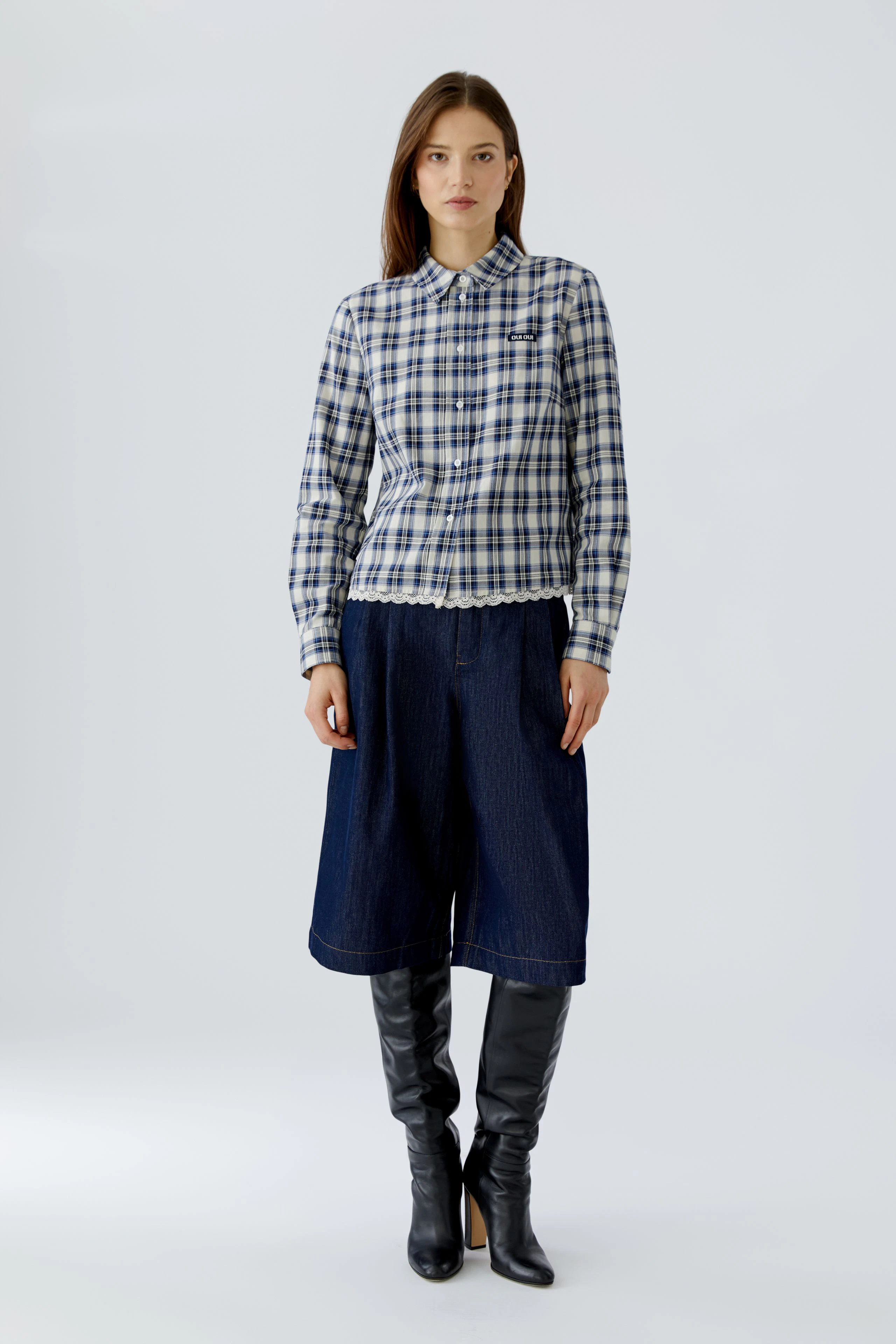 Kariertes Damen-Hemdbluse: Klassisches Design in Blau und Weiß, perfekt für lässige Outfits.