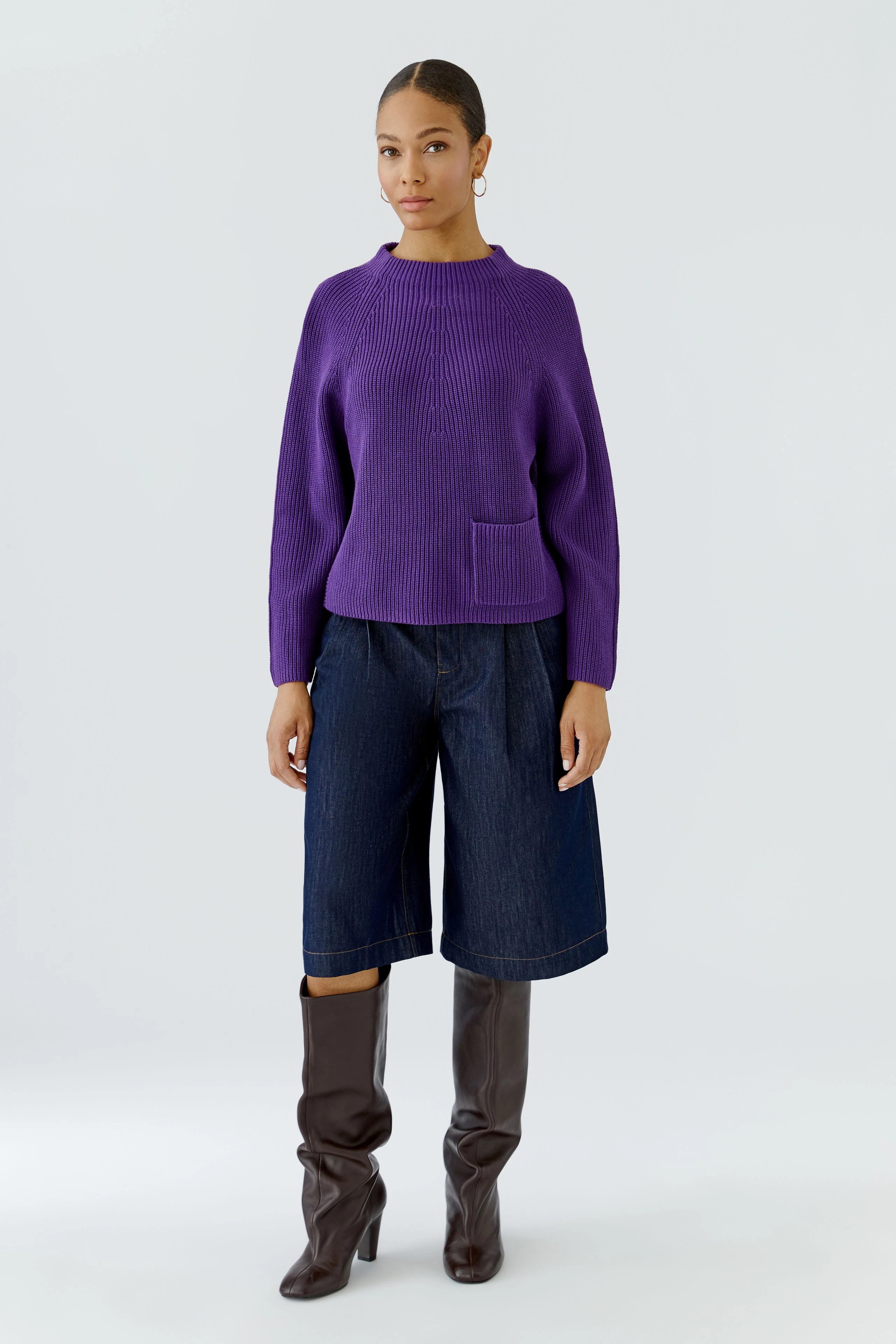 Lila Damen-Pullover: Strickpullover mit Rundhalsausschnitt und aufgesetzter Tasche, ohne Model abgebildet.