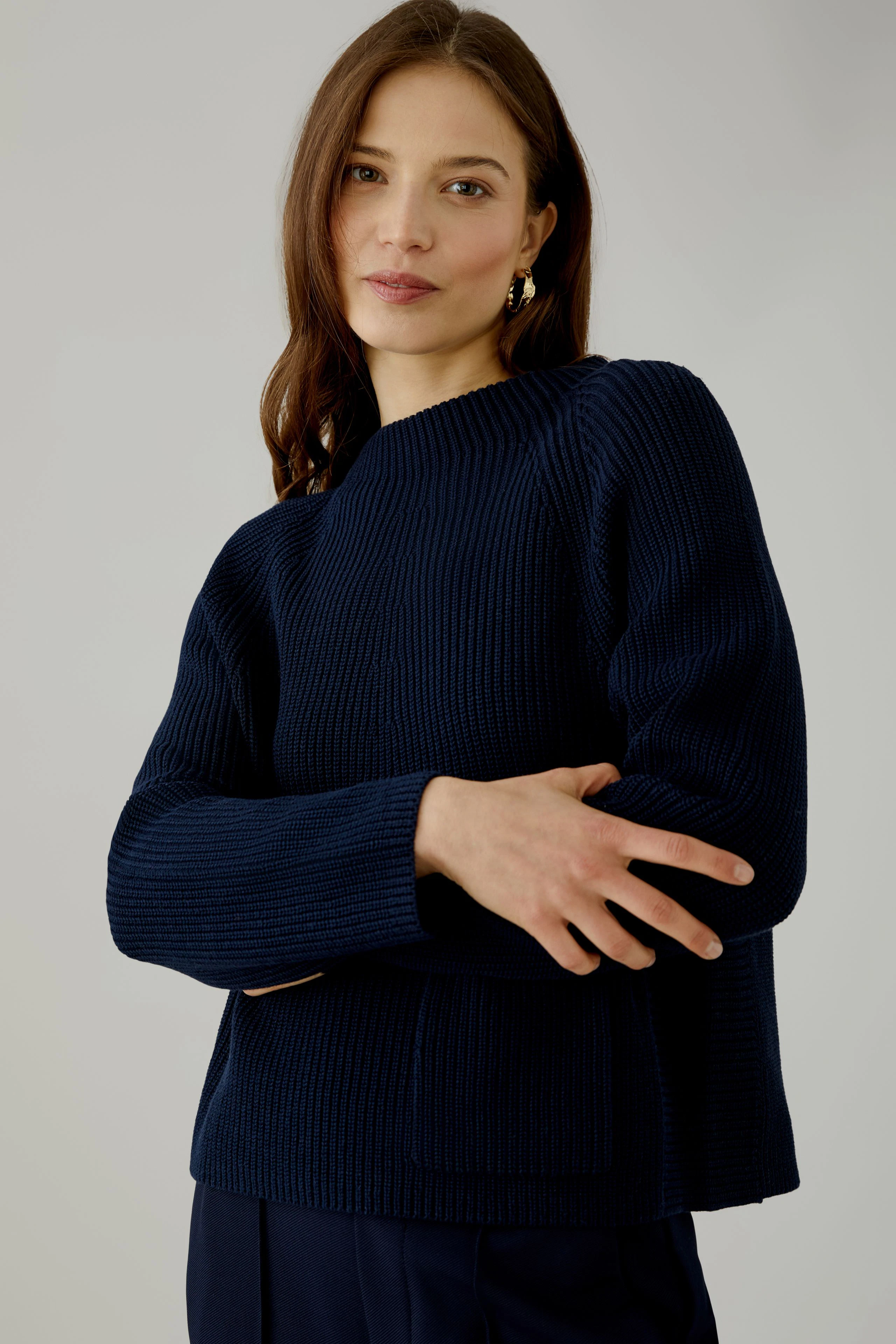 Bequemer Damen-Pullover in Dunkelblau mit lässigem Schnitt und praktischer Tasche.