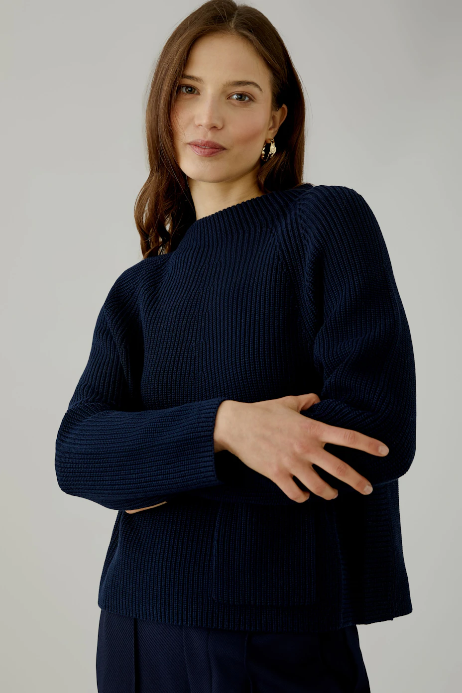 Casual women's pullover in navy with a relaxed fit and a front pocket.