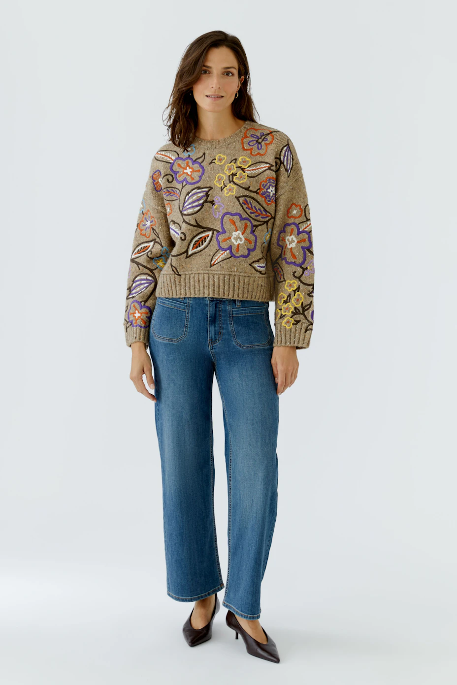 Damen-Pullover: Beiger Strickpullover mit buntem Blumenmuster, ideal für einen frischen Look.