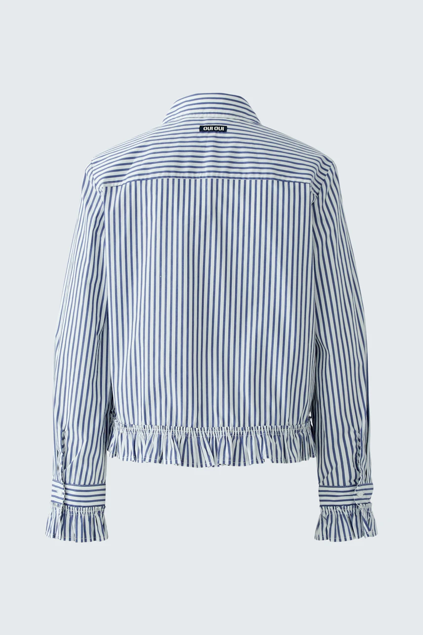 Gestreifte Hemdbluse: Blau-weißes Streifenmuster mit Rüschen an Kragen und Ärmeln, ohne Model abgebildet.