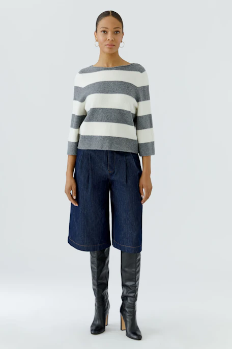Gestreifter Damen-Pullover: Grau-weißer Pullover mit weitem Schnitt, ideal für lässige Outfits.