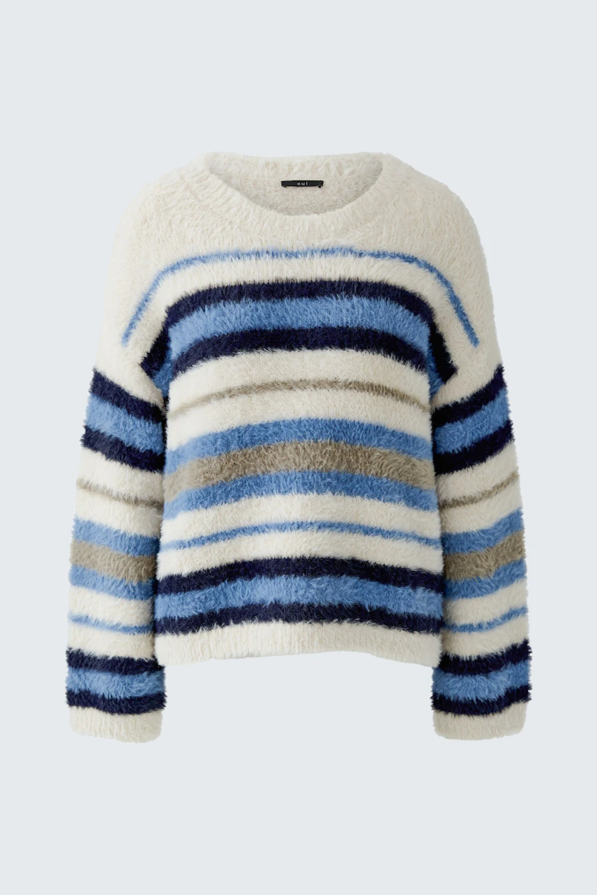 Gestreifter Damen-Pullover: Flauschiger Pullover in Blau- und Beigetönen, perfekt für kühle Tage.